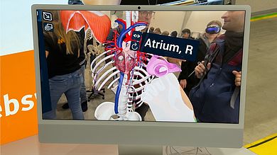 Live-Einblick: Auf dem Bildschirm ist sichtbar, was die Besucherinnen und Besucher in der MR-Anwendung erforschen.