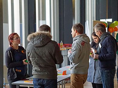 Besucherinnen und Besucher am OTHealthy-Stand