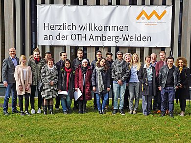 Die International Studierenden vor dem neuen Hörsaalgebäude an der OTH in Weiden