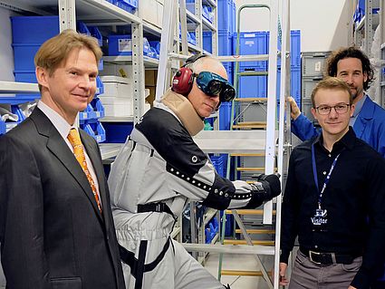 Besuch bei WaveLight: Prof. Dr. Ralf Ringler (links) und Philip Bertelshofer (3.v.links) 