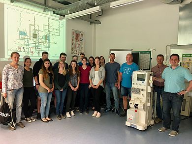 Die Studierenden beim Dialyse-Praktikum mit Kursleiter Prof. Dr. Stefan Sesselmann (rechts)