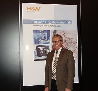 Im Rahmen der Ringvorlesung zu aktuellen Trends in der Medizintechnik referierte Dr. med. Manfred Hausel (Ärztlicher Direktor, Kliniken Nordoberpfalz AG) auf Einladung von Dekan Prof. Dr. Franz Magerl (Fakultät Wirtschaftsingenieurwesen) an der HAW in W
