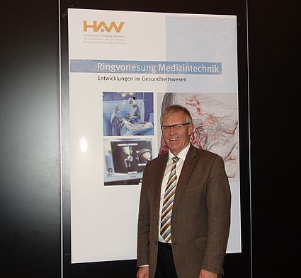 Im Rahmen der Ringvorlesung zu aktuellen Trends in der Medizintechnik referierte Dr. med. Manfred Hausel (Ärztlicher Direktor, Kliniken Nordoberpfalz AG) auf Einladung von Dekan Prof. Dr. Franz Magerl (Fakultät Wirtschaftsingenieurwesen) an der HAW in W