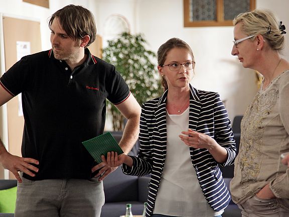 Die Studierenden der OTH Amberg-Weiden Jochen Wegerer (1.v.r.) und Galina Kornev (2.v.r.) im Gespräch mit Gästen