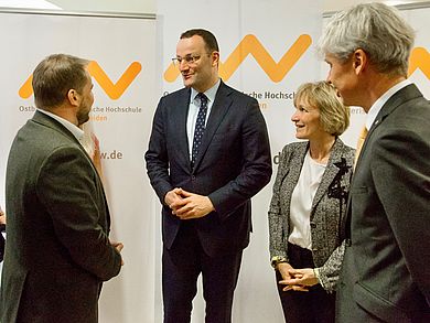 Bundesgesundheitsminister Jens Spahn (2.v.l.) mit Matthias Schöberl, OTH Amberg-Weiden, Prof. Dr. Christiane Hellbach, Vizepräsidentin der OTH Amberg-Weiden, und Prof. Dr. Clemens Bulitta, Dekan der Fakultät Wirtschaftsingenieurwesen