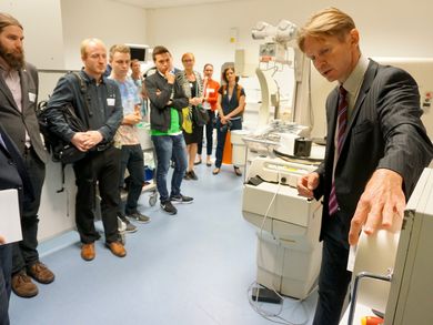 Prof. Dr. Ralf Ringler präsentierte den Laborbereich X-Ray & Molecular Imaging.