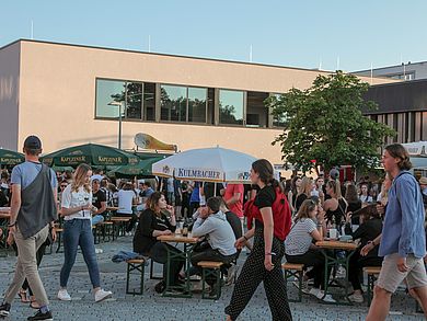 voll besetzte Biertische