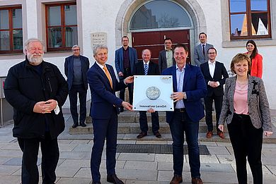 Gruppenfoto mit ILO-Tafel
