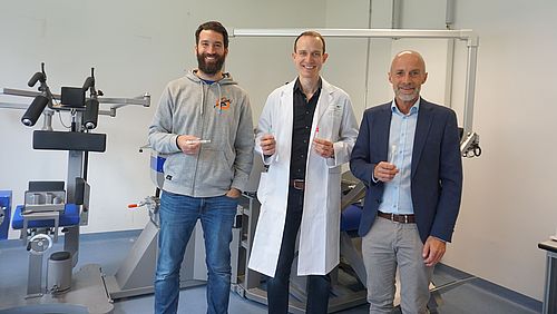 HOHPE-Geschäftsführer Christian Wolf (v.l.), Prof. Dr. Christian Schmidkonz und Stephan Mähringer von Synlab beschließen eine Kooperation