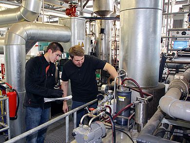 Studierende sammeln praktische Erfahrungen in mehr als 30 Laboren aus den Bereichen Energietechnik, Kraft-Wärme-Kopplung und Elektrotechnik.