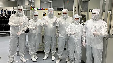 Wie auf einem anderen Planeten - Die Gastprofessorinnen und -professoren erlebten eine spannende Führung durch die Hightech-Fabrik von Infineon Technologies Regensburg