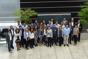 Krones-Projektbeteiligte mit den Studierenden und Professoren