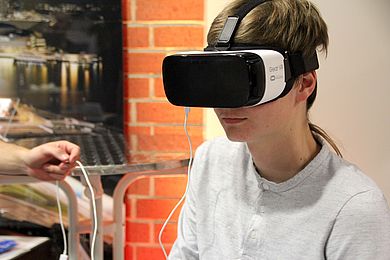 Mädchen mit VR-Brille