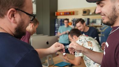 Zwei Studierende halten Chip in der Hand