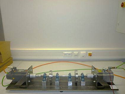 Der Teststand besteht aus zwei Synchronservomotoren und zwei Drehmassen, die über elastische Kupplungen miteinander verbunden sind.