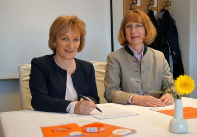 Bei der Unterzeichnung des Memorandums zum nationalen Pakt für Frauen in MINT-Berufen „Komm, mach MINT.“ (von links): Prof. Dr. Christiane Hellbach, Frauenbeauftragte und Vizepräsidentin der OTH Amberg-Weiden, und Prof. Dr. Christine Süß-Gebhard, 
