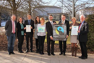 Von links: Dr. Helmut Kollhoff und Heike von Eyb (Steuerungsgruppe Fairtrade City Amberg), Prof. Dr. Bernhard Bleyer (Leiter Institut für Nachhaltigkeit in Technik und Wirtschaft), Heike Pöschl (Institut für Nachhaltigkeit), Vizepräsidentin der OTH Amberg-Weiden Prof. Dr. Christiane Hellbach, Alexander Herzner (Institut für Nachhaltigkeit), Oberbürgermeister Michael Cerny (Stadt Amberg), Hochschulpräsidentin Prof. Dr. Andrea Klug und Fairtrade-Ehrenbotschafter Manfred Holz