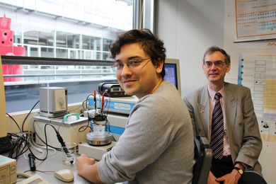 M.Eng. Sebastian Chalupzok, Doktorand in der Arbeitsgruppe von Prof. Dr. Peter Kurzweil, entwickelt einen neuen pH-Sensor 