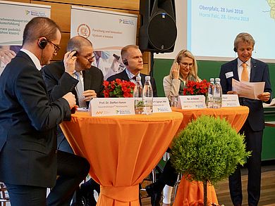 V.l.n.r. Steffen Hamm, Thomas Egginger, Jan Karasek, Tina Hawel und Moderator Clemens Bulitta