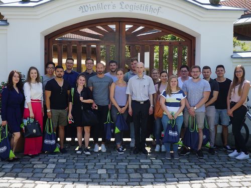 Die Exkursionsgruppe zusammen mit Johannes Gäbelein (7. von links) und Andreas Strobl (5. von links); Foto: WITRON/FAS