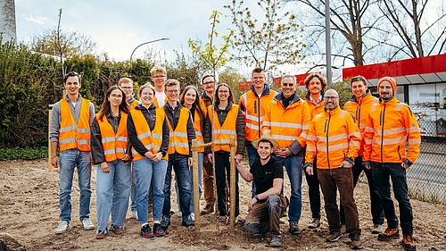 Gruppenfoto vor gepflanztem Kirschbaum