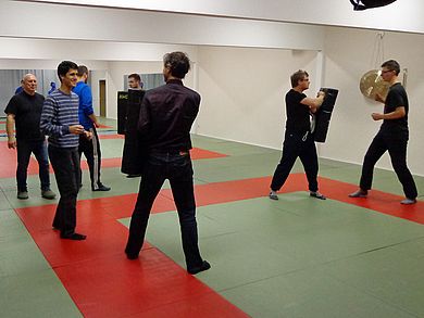 Die Teilnehmerinnen und Teilnehmer üben im Dojo.