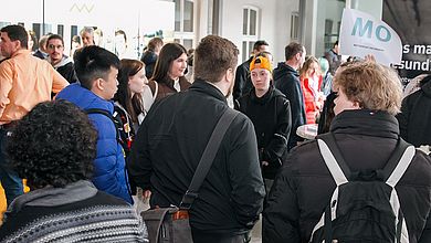 Erstsemester im Foyer