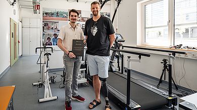 Christoph Hochwart (l.), Medizintechnikstudent, schloss seine Masterarbeit zur Beinprothese von Moritz Marburger (r.) mit Bestnoten ab.