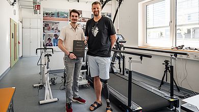 Christoph Hochwart (l.), Medizintechnikstudent, schloss seine Masterarbeit zur Beinprothese von Moritz Marburger (r.) mit Bestnoten ab.