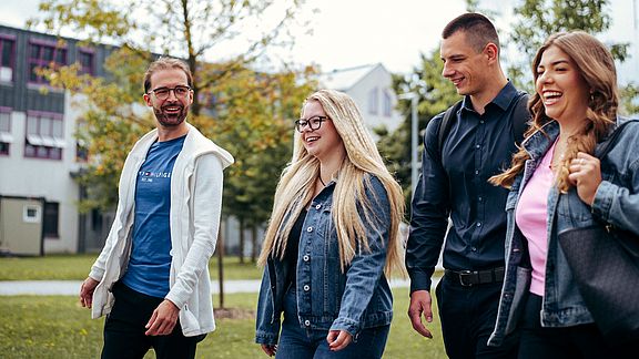 Die Ergebnisse der Bayerischen Absolventenstudie 2024 sind da und zeigen: Die Mehrheit der Absolventinnen und Absolventen der OTH Amberg-Weiden sind zufrieden mit ihrem Studium.