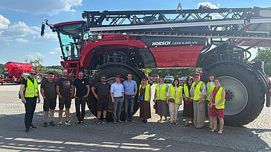 Gruppenfoto vor Landwirtschaftsmaschine