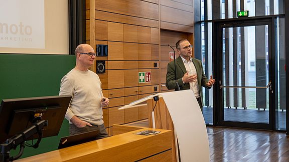 Prof. Dr. Marco Nirschl (r.), der die Veranstaltungsreihe organisiert, leitet zum ersten Vortrag mit Stefan Kaltenecker (l.) ein