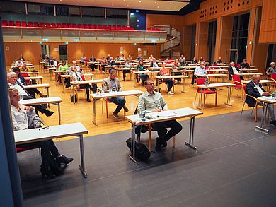 Teilnehmer sitzen mit Abstand im Saal des Amberger Congress Centrums