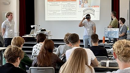 Technikeinführung: Zu Beginn lernen die Schüler den Umgang mit der VR-Brille und der Anatomie-Software