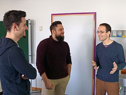 Kursleiter Stephan Bach (rechts) mit den Teilnehmern Wolfgang Buchner und Michael Schweimer in der OTH Amberg-Weiden am Standort Weiden