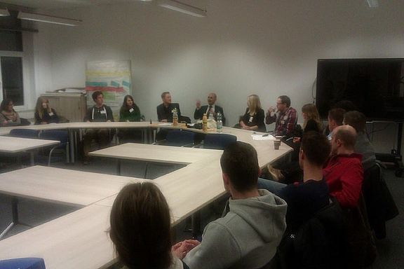 Mit den "Karriere-Gesprächen" startete eine neue Veranstaltungsreihe des Studien- und Career Services der OTH-Amberg-Weiden. Drei Alumni der Hochschule, die inzwischen als Unternehmensberater bei der Firma Accenture GmbH, als Projektingenieur bei der Fir