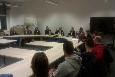 Mit den "Karriere-Gesprächen" startete eine neue Veranstaltungsreihe des Studien- und Career Services der OTH-Amberg-Weiden. Drei Alumni der Hochschule, die inzwischen als Unternehmensberater bei der Firma Accenture GmbH, als Projektingenieur bei der Fir