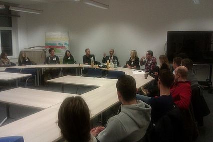 Mit den "Karriere-Gesprächen" startete eine neue Veranstaltungsreihe des Studien- und Career Services der OTH-Amberg-Weiden. Drei Alumni der Hochschule, die inzwischen als Unternehmensberater bei der Firma Accenture GmbH, als Projektingenieur bei der Fir