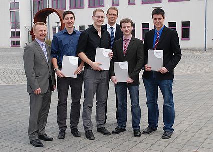 Im Rahmen einer Feierstunde konnten die angehenden Wirtschaftsingenieure Stefan Hirsch, Timo Losch, Michael Messner, Sebastian Schörner und Sabine Ertl aus den Händen von Dekan Prof. Dr. Franz Magerl und Prof. Ulrich Müller (Fakultät Wirtschaftsingeni