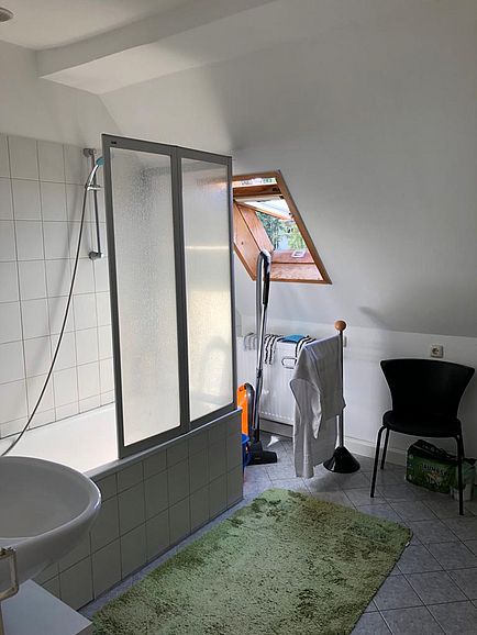 Bad Großes 21-m²-Zimmer in einer 3er-WG in Neustadt an der Waldnaab, frei ab 1. September 2026. 330 € inklusive Nebenkosten, 200 € Kaution. Bushaltestelle nach Weiden direkt vor der Haustür.