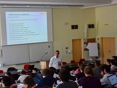 Prof. Dr. Franz Magerl bei seiner Vorlesung in der Hochschule Louis de Broglie in Rennes