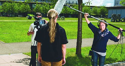 Junge Audiotechnikerin bei Videoaufnahme