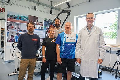 Sie kamen für den Leistungstest des Armin Wolf Laufteams an der OTH Amberg-Weiden zusammen (v.l.): Laboringenieur Christopher Fleischmann, Tina Jungwirth und Christian Wolf von der HOHPE GmbH, Teamchef Armin Wolf und Prof. Dr. med. Christian Schmidkonz, Leiter des ZLS