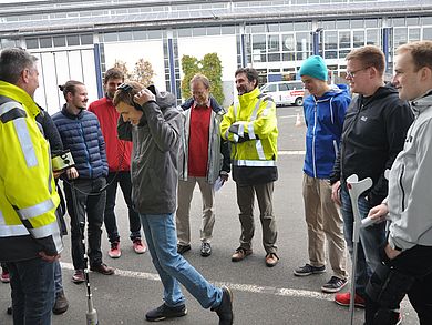 Studierende mit Strom-Fehlersuchgerät