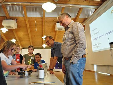 Kinder erfahren durch ausprobieren wie Wärmeleitung funktioniert