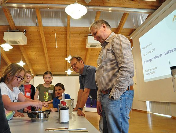 Kinder erfahren durch ausprobieren wie Wärmeleitung funktioniert