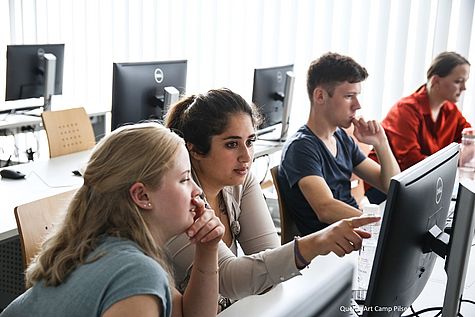 Studierende arbeiten am Computer
