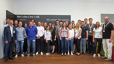 Siemens-Mitarbeiterinnen und -Mitarbeiter mit den Studierenden und Vizepräsident Prof. Ulrich Müller (links)