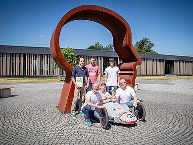 Das Zero Emission-Team mit Projektleiter Prof. Dr.-Ing. Magnus Jaeger (vorne links) auf dem Weidener Campus