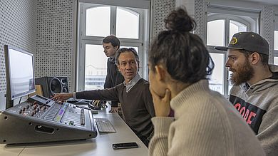 Studentin am Mischpult